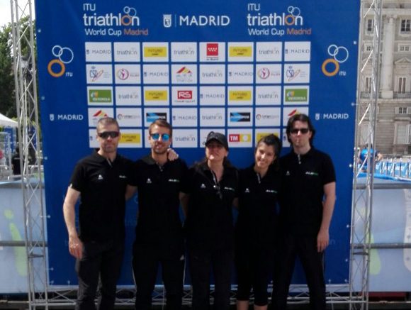 El equipo al completo colaborando en la Copa del Mundo de Triatlón El equipo al completo colaborando en la Copa del Mundo de Triatlón
