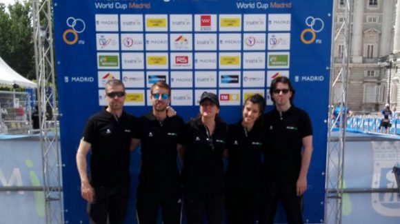 El equipo al completo colaborando en la Copa del Mundo de Triatlón